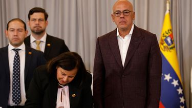 La representante de la oposición venezolana Dinorah Figuera (izquierda, en primer plano) firma un acuerdo con el presidente de la Asamblea Nacional, Jorge Rodríguez (derecha), al finalizar la segunda ronda de conversaciones políticas en Caracas, Venezuela, el viernes 25 de septiembre de 2026. (Foto AP/Pedro Mattey)