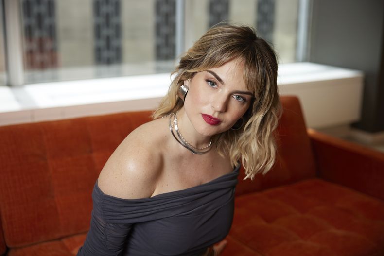 La cantante Joanna Levesque, que saltó a la fama como JoJo cuando tenía 13 años, posa para un retrato para promocionar sus memorias, Over the Influence, el miércoles 18 de septiembre de 2024 en Nueva York. (Foto Matt Licari/Invision/AP)
