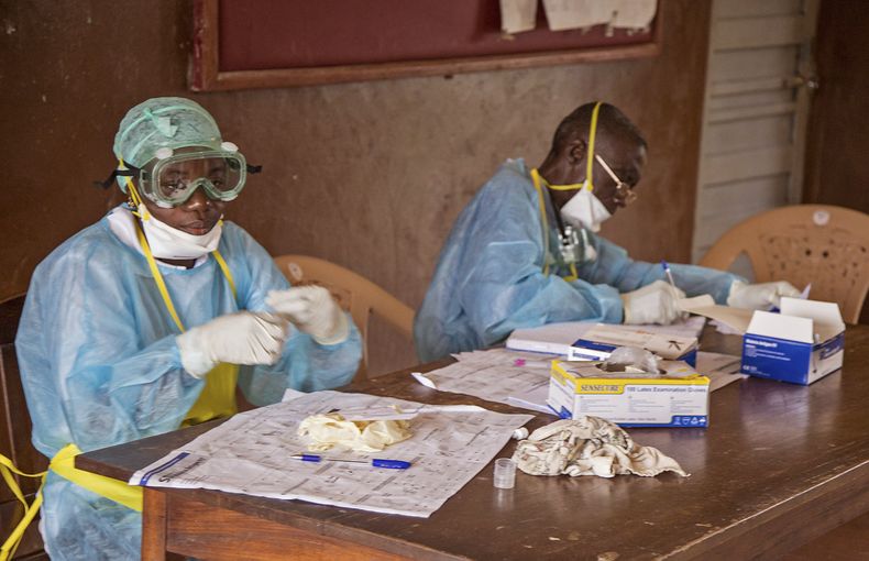 Trabajadores de la salud trabajan en un hospital de Sierra Leona atendiendo la crisis de &eacute;bola el s&aacute;bado, 9 de agosto de 2014, en Kenema, Sierra Leona. (AP Photo/ Michael Duff)