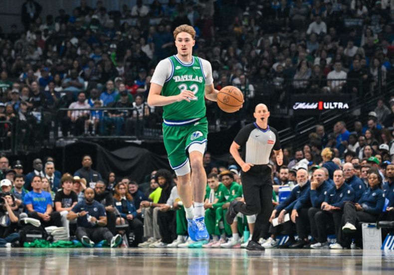 Cooper Flagg, de los Mavericks de Dallas, lleva el balón durante el juego de baloncesto de la NBA contra los Bulls de Chicago, el domingo 12 de abril de 2026, en Dallas. (AP Foto/Albert Pena)