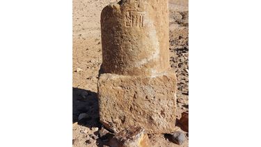 Foto entregada por Adam Pažout que muestra parte de un indicador romano en la Vía Nova Traiana en Jordania. (Adam Pažout/Itiner-e via AP)