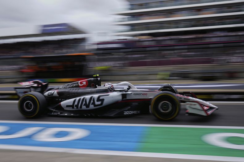 El piloto británico Oliver Bearman de la escudería Hass sale de los pits durante la tercera práctica para el Gran Premio de Gran Bretaña el sábado 5 de julio del 2025. (AP Foto/Darko Bandic)