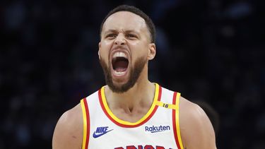 Stephen Curry, de los Warriors de Golden State, festeja su triple ante los Timberwolves de Minnesota, el sábado 21 de diciembre de 2024 (AP Foto/Bruce Kluckhohn)