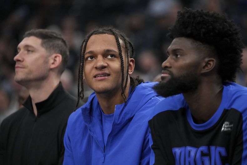 ARCHIVO - Paolo Banchero, centro, del Magic de Orlando, aparece sentado en la banca durante la primera mitad del juego de baloncesto de la NBA en contra de los Clippers de Los Ángeles, el miércoles 20 de noviembre de 2024, en Inglewood, California. (AP Foto/Eric Thayer, Archivo)