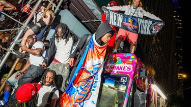 Aficionados de los Knicks de Nueva York festejan viendo el juego 3 de las Finales de la NBA entre los Knicks de Nueva York y los Spurs de San Antonio en el Bryant Park el lunes 8 de junio del 2026. (AP Foto/Ryan Murphy)