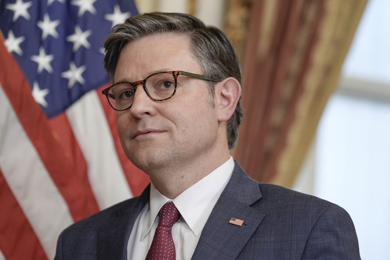 El presidente de la Cámara de Representantes, el republicano Mike Johnson, participa en la ceremonia de juramento del representante Michael Rulli, republicano de Ohio, en el Capitolio el martes 25 de junio de 2024, en Washington. (AP Foto/Mariam Zuhaib)