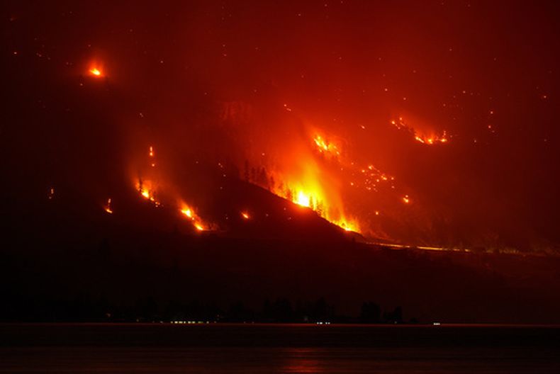 Un incendio forestal que ha obligado a evacuar a los residentes de la región sur de Okanagan, el sábado 8 de agosto de 2026, en Summerland, Canadá. (Darryl Dyck/The Canadian Press via AP)