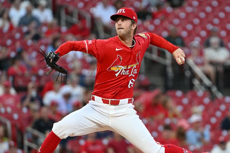 Quinn Matthews, de los Cardenales de San Luis, lanza en el primer inning del juego ante los Piratas de Pittsburgh, el viernes 28 de agosto de 2026 (AP Foto/Michael Thomas)