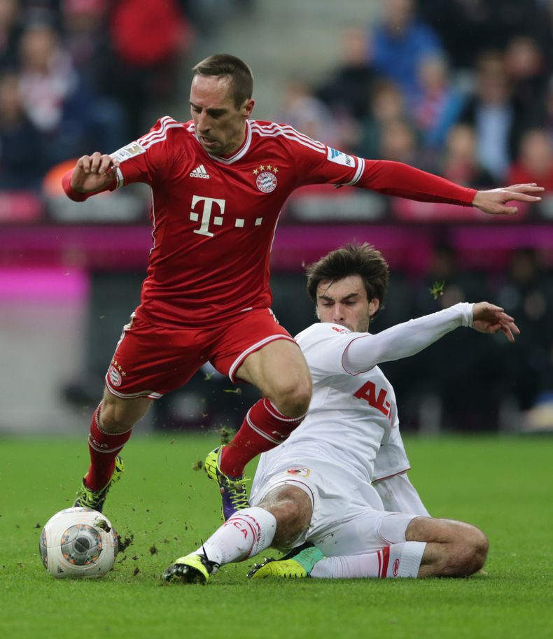 El artillero franc&eacute;s del Bayern Munich Franck Ribery, izquierda, se disputa un bal&oacute;n con el jugador checo de Ausburgo Jan Moravek en un partido de la Bundesliga el s&aacute;bado, 9 de noviembre del 2013.  (Foto AP/Matthias Schrader)