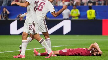 El volante español Rodri Hernánez (16) frente al portugués Bernardo Silva (10) durante el partido de octavos de final del Mundial, el lunes 6 de julio de 2026, en Arlington, Texas. (AP Foto/Tony Gutiérrez)