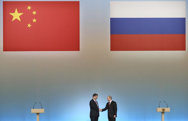 El presidente ruso Vladimir Putin (d) y el presidente chino Xi Jinping en Moscú el 22 de marzo de 2013. (Foto AP /Sergei Ilnitsky)