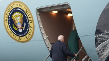 El presidente Joe Biden y la primera dama Jill Biden abordan el avión presidencial en el Aeropuerto Internacional de Filadelfia, con destino a Atlanta, para un evento de campaña, el sábado 9 de marzo de 2024. (AP Foto/Manuel Balce Ceneta)