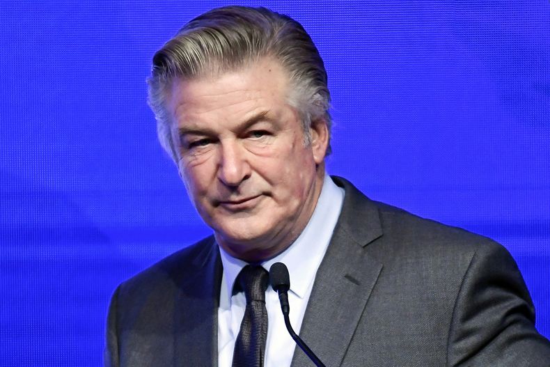 ARCHIVO- Alec Baldwin es el maestro de ceremonias de la Gala del Premio Robert F. Kennedy Human Rights Ripple of Hope en el hotel New York Hilton Midtown el 9 de diciembre de 2021, en Nueva York. Una jueza negó desestimar el juicio por homicidio involuntario contra el actor y productor por el tiroteo fatal de una directora de fotografía durante un ensayo de la película del oeste Rust. (Foto Evan Agostini/Invision/AP, archivo)