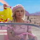 Ryan Gosling, izquierda, y Margot Robbie en una escena de Barbie en una imagen proporcionada por Warner Bros. Pictures. (Warner Bros. Pictures vía AP)