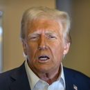 El presidente estadounidense Donald Trump habla con los reporteros a bordo del Air Force One en un viaje de Las Vegas a Miami, el sábado 25 de enero de 2025. (AP Foto/Mark Schiefelbein)