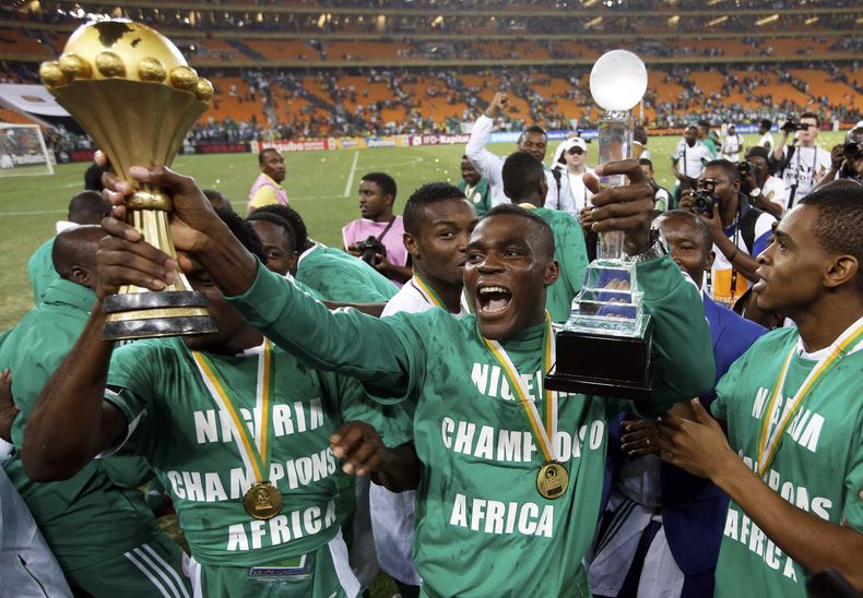 En esta foto del 18 de febrero del 2013, el nigeriano Emmanuel Emenike sostiene el trofeo de campe&oacute;n africano despu&eacute;s que su pa&iacute;s venci&oacute; a Burkina Faso en la final de la Copa Africana en Johanesburgo, Sud&aacute;frica. El 11 d