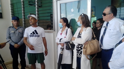 cubano residente en eeuu de visita en holguin se presta para la propaganda castrista en acto para devolverle el auto de turismo que le habian robado