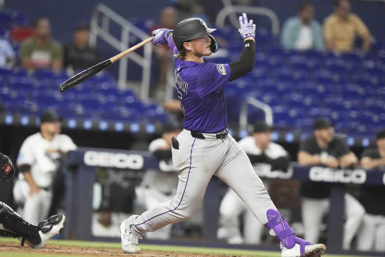 Hunter Goodman, de los Rockies de Colorado, conecta un cuadrangular solitario durante la quinta entrada del juego de béisbol de Grandes Ligas frente a los Marlins de Miami, el lunes 2 de junio de 2025, en Miami. (AP Foto/Lynne Sladky)