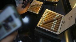 Los visitantes fotografían los cigarros en exhibición durante la XXV Feria del Habano en el Palacio de Convenciones de La Habana, Cuba, el martes 24 de febrero de 2025. (AP Foto/Ramón Espinosa)