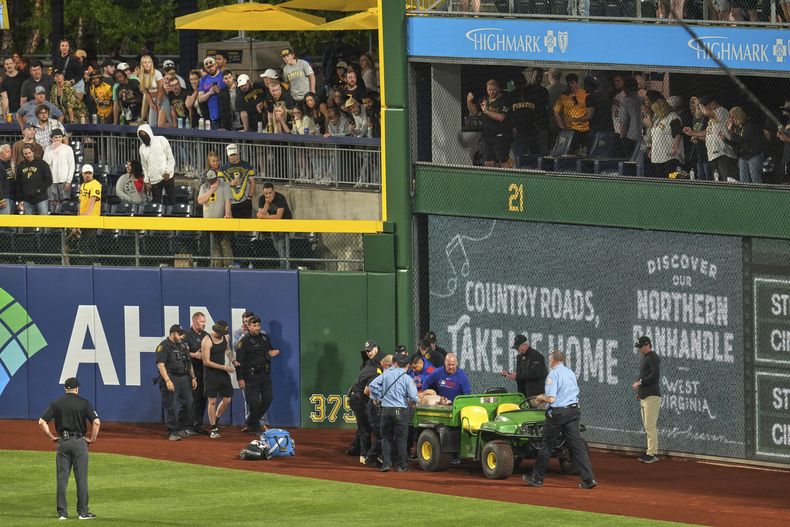 Un aficionado es retirado del campo del PNC Park después de que cayera de las gradas durante la séptima entrada del juego de béisbol de Grandes Ligas entre los Piratas de Pittsburgh y los Cachorros de Chicago, el miércoles 30 de abril de 2025, en Pittsburgh. (AP Foto/Gene J. Puskar)