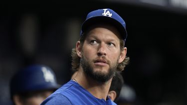 Clayton Kershaw, de los Dodgers de Los Ángeles, mira desde la cueva durante el juego del viernes 26 de mayo de 2023, ante los Rays de Tampa Bay (AP Foto/Chris OMeara)