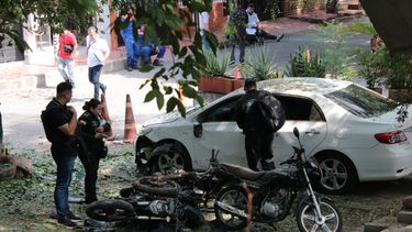 La policía inspecciona el lugar donde estalló una bomba cerca del puente internacional Francisco de Paula Santander, en la frontera con Venezuela, en Cúcuta, Colombia, el martes 27 de octubre de 2026. (AP Foto/Mario Caicedo)