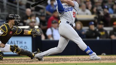 Michael Busch, de los Dodgers de Los Ángeles, pega un hit ante los Padres, en San Diego, el domingo 7 de mayo de 2023. (AP Foto/Alex Gallardo)