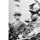 En esta foto de archivo de agosto de 1922 se ve a Marcus Garvey en uniforme militar como “El Presidente Provisional de África” durante un desfile en el día inaugural de la Convención Anual de los Pueblos Negros del Mundo en la Avenida Lenox del distrito Harlem en la ciudad de Nueva York. (Foto AP)
