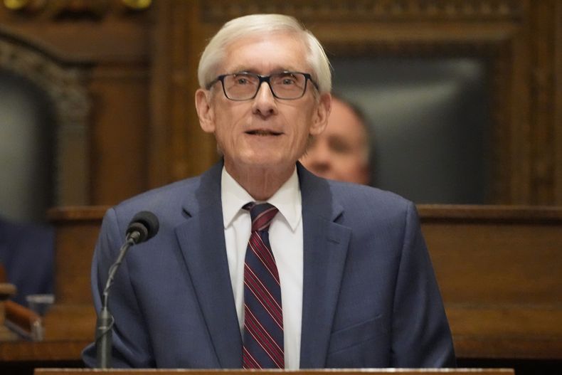 ARCHIVO – El gobernador de Wisconsin, Tony Evers, pronuncia el discurso anual del Estado del estado el miércoles 22 de enero de 2025 en el Capitolio estatal en Madison, Wisconsin. (AP Foto/Morry Gash, Archivo)