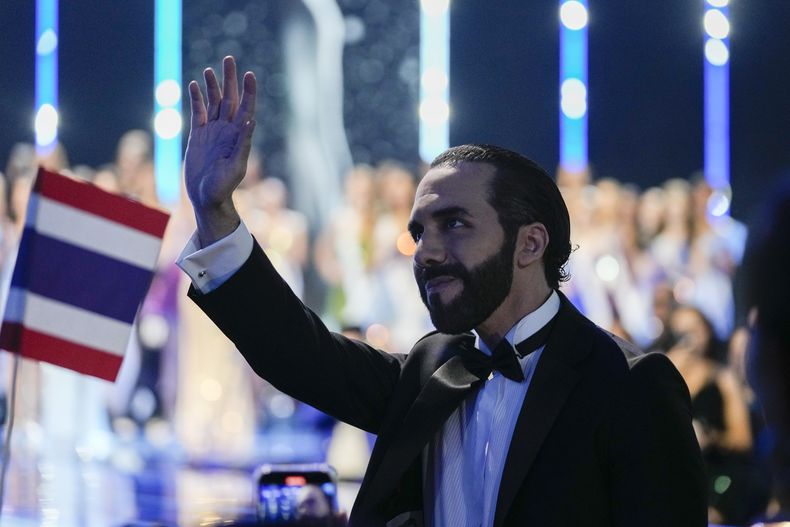 El presidente de El Salvador, Nayib Bukele, saluda durante su participación en la 72a edición de Miss Universo en San Salvador, El Salvador, el sábado 18 de noviembre de 2023. (Foto AP/Moisés Castillo)
