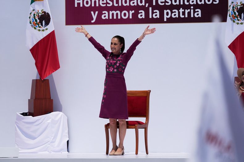 La presidenta de México, Claudia Sheinbaum, pronuncia un discurso ante sus simpatizantes en el Monumento a la Revolución, el domingo 31 de mayo de 2026, en Ciudad de México. (AP Foto/Marco Ugarte)