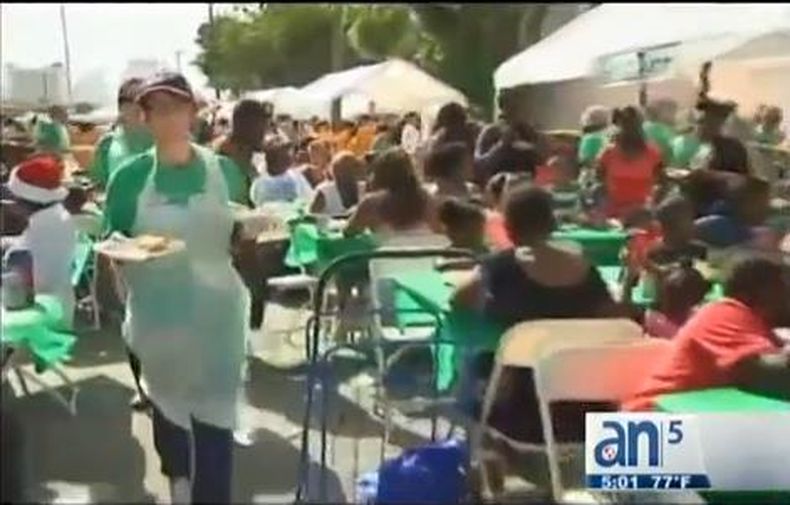 Miami Rescue Mission no se olvida de los pobres y necesitados ofreciéndole una cena navideña a tres mil desamparados en el sur de la Florida.