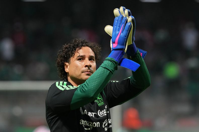 El portero mexicano Guillermo Ochoa saludo a los aficionados antes del encuentro amistoso ante Serbia el jueves 4 de junio del 2026. (AP Foto/Moises Castillo)