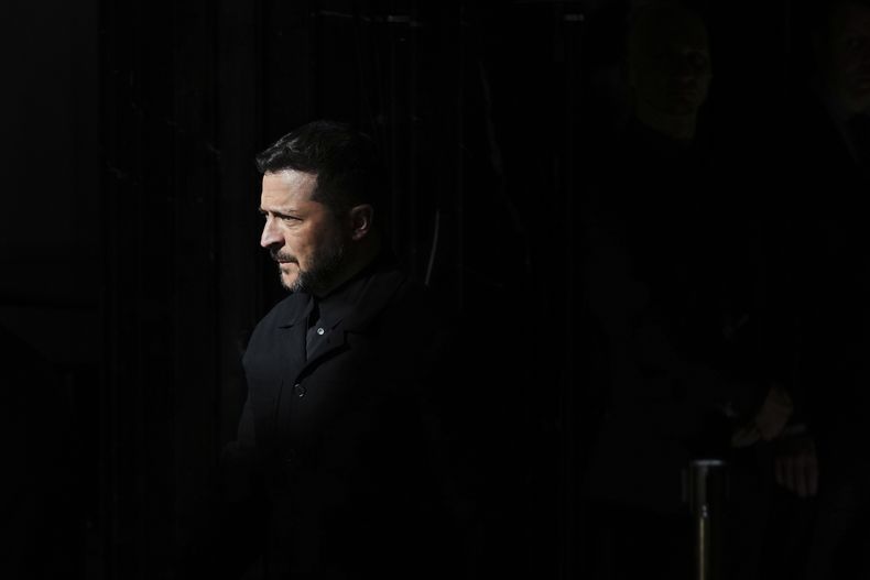 El presidente de Ucrania, Volodymyr Zelenskyy, llega a una conferencia de prensa en el Castillo de Praga, República Checa, el 4 de mayo de 2025. (AP Foto/Petr David Josek)