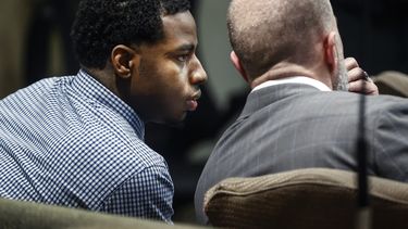 El acusado Justin Johnson, izquierda, aparece ante el tribunal mientras comienza el juicio por asesinato del rapero Young Dolph en Memphis, Tennessee, el lunes 23 de septiembre de 2024. (Mark Weber/Daily Memphian via AP, Pool)
