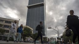 Varias personas pasan por delante del nuevo hotel Selection La Habana, de la cadena española Iberostar, en La Habana, Cuba, el 24 de enero de 2025. (AP Foto/Ramón Espinosa)