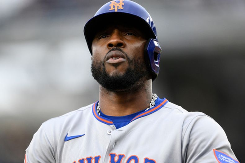 ARCHIVO - Starling Marte, de los Mets de Nueva York, observa durante un partido de béisbol de Grandes Ligas contra los Nacionales de Washington, el 21 de agosto de 2025, en Washington. (AP Foto/Nick Wass, Archivo)