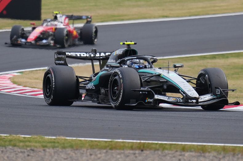 El piloto italiano de Mercedes Kimi Antonelli maneja durante el Gran Premio de Japón de Fórmula 1 en Suzuka en el centro de Japón, el domingo 29 de marzo de 2026. (AP Foto/Hiro Komae)