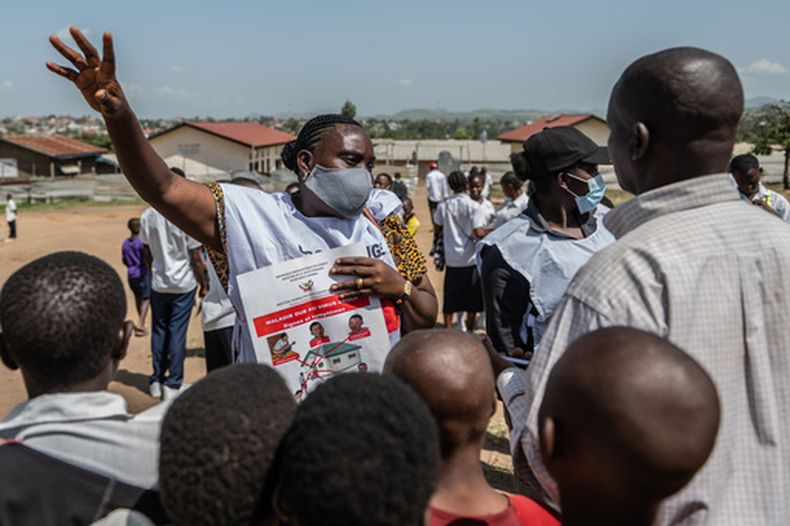 Vanny Birungi, voluntaria de la Cruz Roja, durante una campaña de sanitización en medio de un brote de ébola, el lunes 25 de mayo de 2026, en Bunia, Congo. (AP Foto/Moses Sawasawa)