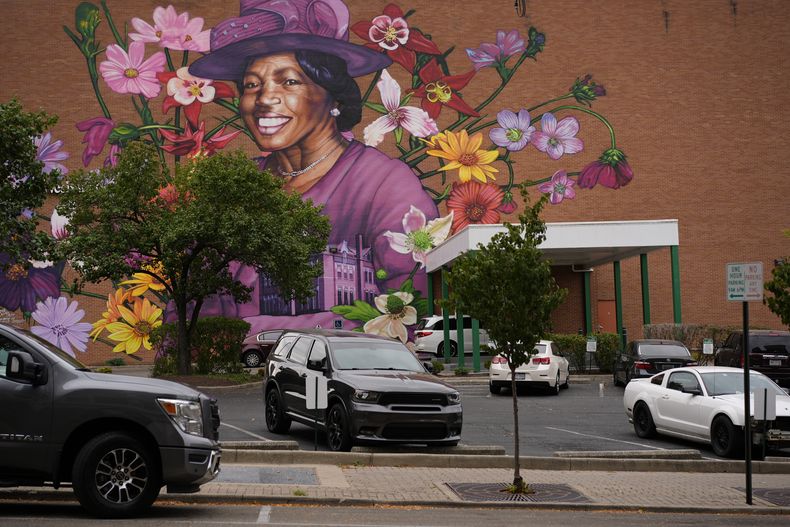 Mural de Hattie Moseley, una activista de Springfield que jugó un papel decisivo en la lucha contra la segregación, pintado en el edificio WesBanco en Springfield, Ohio, el martes 17 de septiembre de 2024. (Foto AP/Carolyn Kaster)
