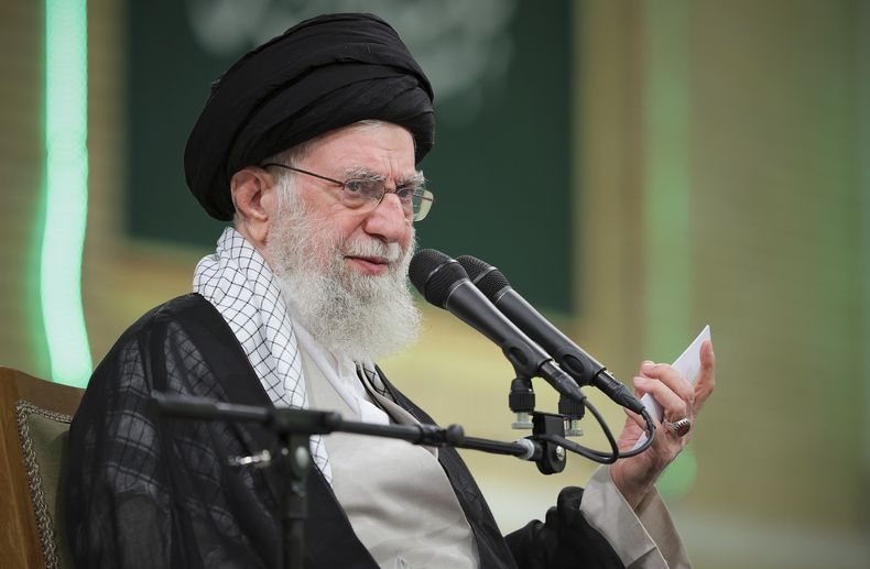 En esta imagen publicada por un sitio web de la oficina del líder supremo iraní, el gran ayatolá Alí Jamenei, habla durante una reunión con maestros en Teherán, Irán, el sábado 17 de mayo de 2025. (Oficina del líder supremo iraní via AP)