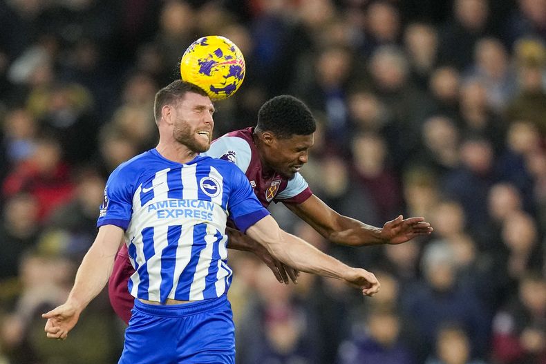 ARCHIVO - James Milner, del Brighton, al frente, disputa el balón con Ben Johnson, del West Ham, durante el partido de la Liga Premier inglesa entre el West Ham y el Brighton, en el estadio de Londres, el 2 de enero de 2024. (Foto AP/Kirsty Wigglesworth, Archivo)