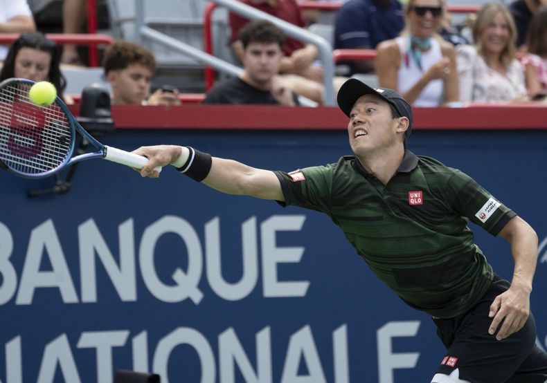 El japonés Ken Nishikori regresa el tiro del estadounidense Alex Michelson en la primera ronda del Abierto de Montreal el martes 6 de agosto del 2024. (Ryan Remiorz/The Canadian Press via AP)