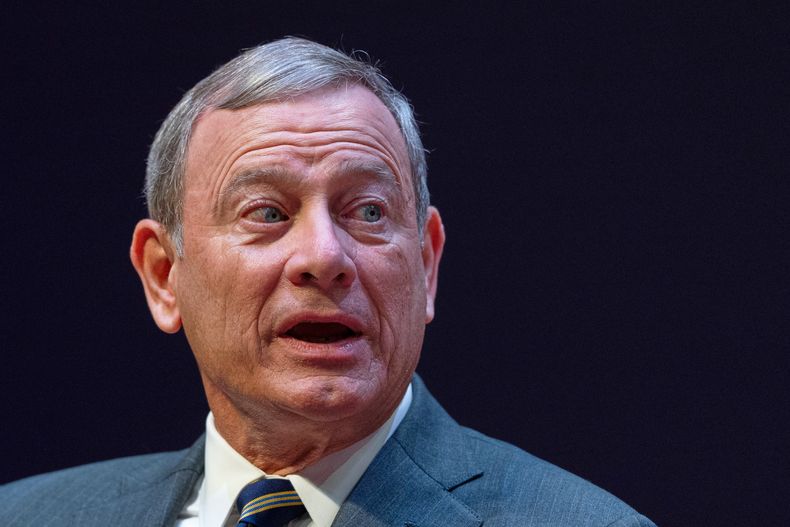 El presidente de la Corte Suprema de Estados Unidos John Roberts en la Facultad de Derecho de la Universidad de Georgetown en Washington el 12 de mayo del 2025. (AP foto/Manuel Balce Ceneta)