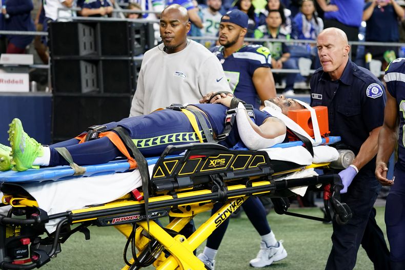 El receptor de los Seahawks de Washington Cade Johnson sale en camilla durante un encuentro de pretemporada ante los Vikings de Minnesota el jueves 10 de agosto del 2023. (AP Foto/Lindsey Wasson)