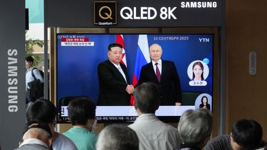 Una pantalla de televisión muestra una imagen de la reunión entre el presidente de Rusia, Vladímir Putin (derecha), y el líder de Corea del Norte, Kim Jong Un, en un noticiero, en la estación de tren de Seúl, en Corea del Sur, el 14 de septiembre de 2023. (AP Foto/Ahn Young-joon)