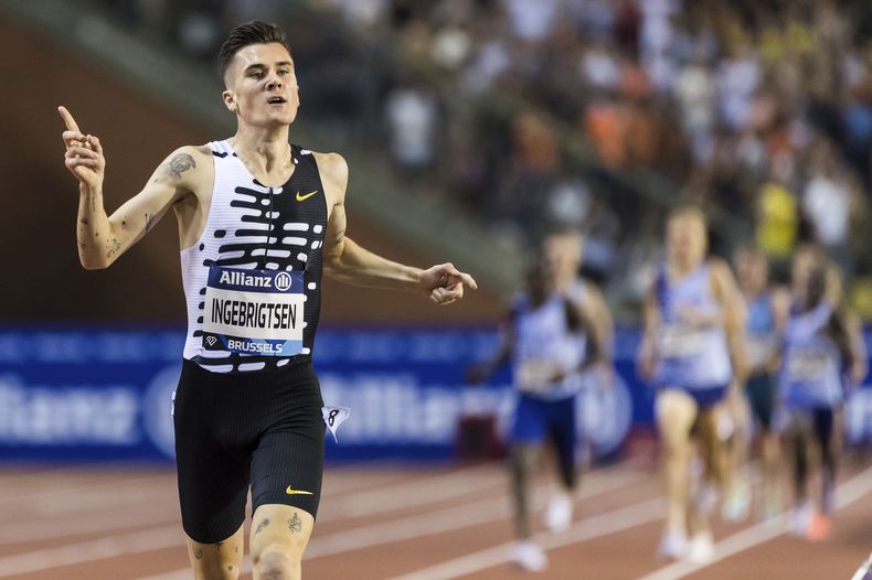ARCHIVO - Foto del 8 de septiembre del 2023, el noruego Jakob Ingebrigtsen cruza la línea de meta tras ganar los 2.000 metros y establecer un nuevo récord mundial en la Liga Diamante. El 26 de octubre del 2023, la policía noruega investiga las acusaciones de los hermanos Ingebrigtsen contra su padre. (AP Foto/Geert Vanden Wijngaert)