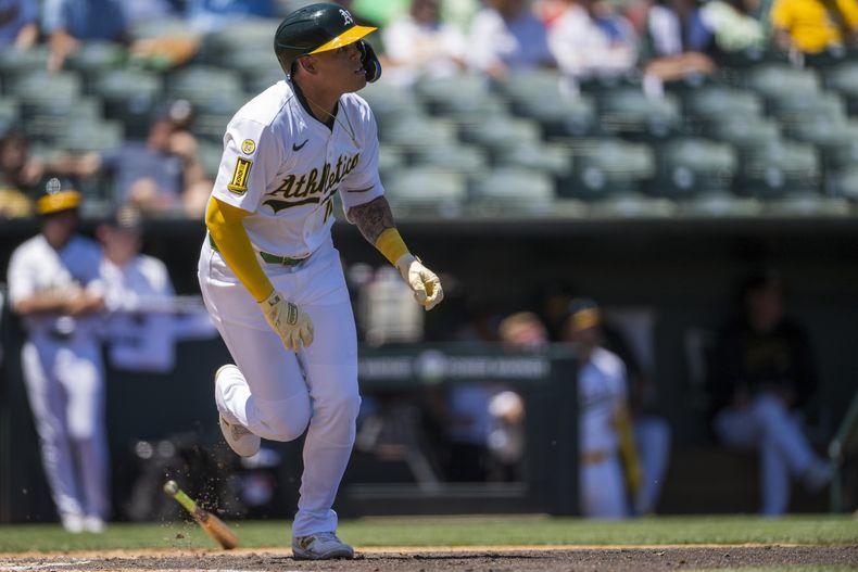 El colombiano Gio Urshela corre al conectar un imparable por los Atléticos ante los Angelinos de Los Ángeles, el jueves 22 de mayo de 2025 (AP Foto/Nic Coury)