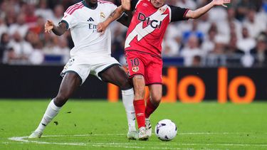 Ibrahima Konate del Real Madrid y Sergio Camello del Rayo Vallecano disputan el balón en un encuentro de La Liga el sábado 12 de septiembre del 2026. (AP Foto/Manu Fernandez)