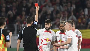El árbitro Sven Jablonski expulsa a Josko Gvardiol (centro) del Leipzig durante las semifinales de la Copa de Alemania contra Friburgo, el martes 2 de mayo de 2023. (Marijan Murat/dpa vía AP)